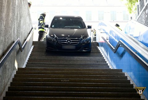 Vodič si splietol vstup do metra s podzemnou garážou. Zasekol sa na schodoch 