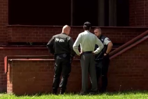 Obvinený vyskočil z okna 