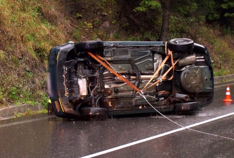 Mladík (18) nezvládol jazdu horským priechodom Donovaly. S novým autom skončil na streche