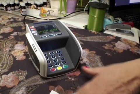 Skontrolujte si bankové výpisy. Mohol vás okradnúť platobný terminál