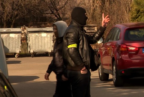 Obyvateľov paneláku zobudila policajná razia. Policajti obsadili jeden z bytov