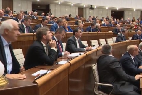Poslanci sa opäť zišli, aby prerokovali rôzne návrhy. Tie sa týkali obmedzení prezidenta, ale aj športovcov