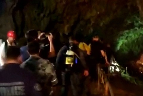 deti uviaznuté v jaskyni