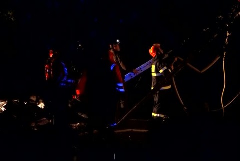 FOTO: Blesk podpaľač. Zasiahol komín a strecha bola razom v plameni4038