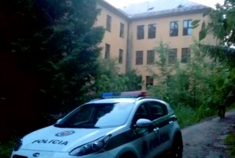 Záhadná smrť v Brezne. V opustených kasárňach našli telo 48-ročného muža