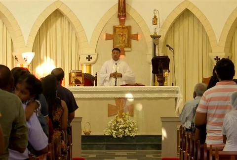 Na Srí Lanke sa koná prvá pravidelná nedeľná omša. Vojaci prehľadávajú všetkých, ktorí sa chcú zúčastniť