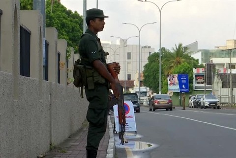 Na Srí Lanke sa koná prvá pravidelná nedeľná omša. Vojaci prehľadávajú všetkých, ktorí sa chcú zúčastniť