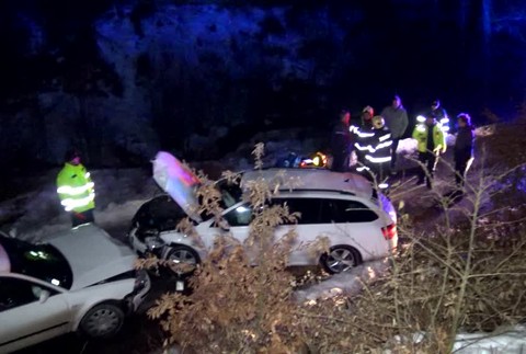 [multi] Čelná zrážka na zľadovatenej ceste. V autách sedeli dve malé deti 10762