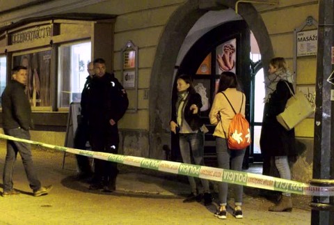 Zlatníctvo v Banskej Bystrici prepadli maskovaní muži so samopalmi10605