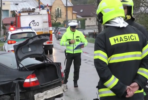 Polícia pri nehode auta 