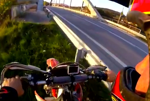 Kaskadérsky kúsok, z ktorého až mrazí. Video si zaslúžilo pozornosť celého internetu, ale aj polície