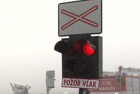 Tragickú zrážku vlaku a auta neprežili dvaja ľudia40