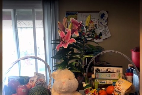 Malý Travis je presvedčený, že dostáva darčeky od mamy. Tá zahynula pri autonehode