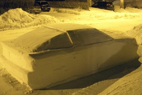 Odparkované auto zo snehu 