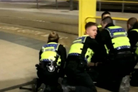 Muž dobodal troch ľudí. Kým budete bombardovať cudzie krajiny, tieto útoky neprestanú, kričal