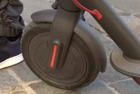 Nový trend v doprave už stál život piatich ľudí. Výrazné obmedzenie zvažuje aj Slovensko