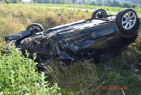 Mladý vodič prešiel do protismeru. Po zrážke skončil na streche