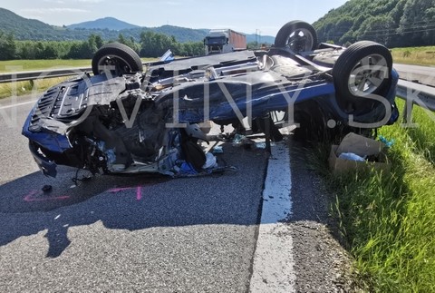 Vážna nehoda na R1. Vodiča auta previezli do nemocnice, cestu uzavreli