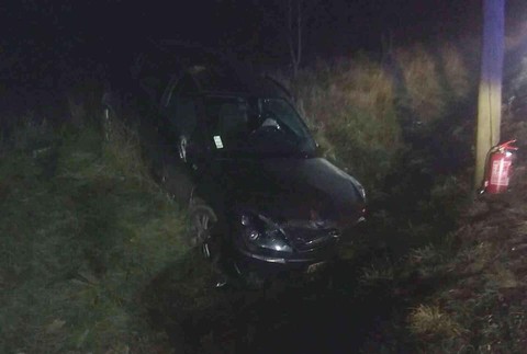 Pri Komárne sa zrazili tri autá. Cesta je uzavretá 