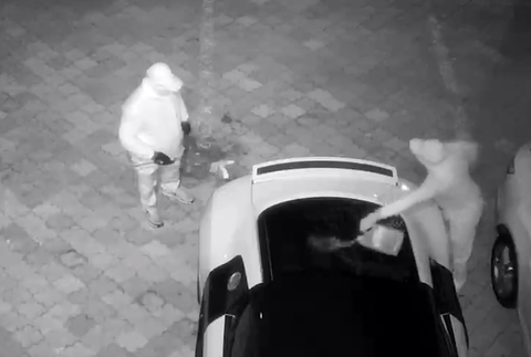 Dvaja maskovaní muži podpálili luxusné auto