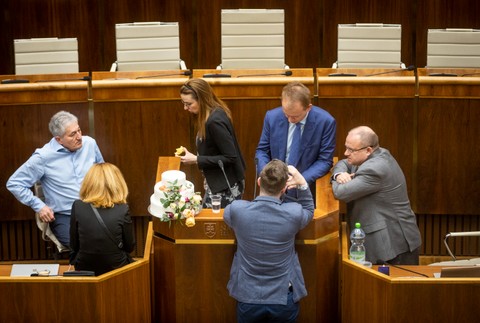 Opoziční poslanci opäť blokovali rečnícky pult v sále NR SR 
