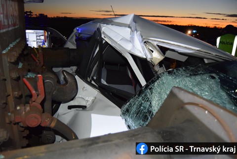 Nehoda na priecestí. Vlak tlačil auto pred sebou až 200 metrov
