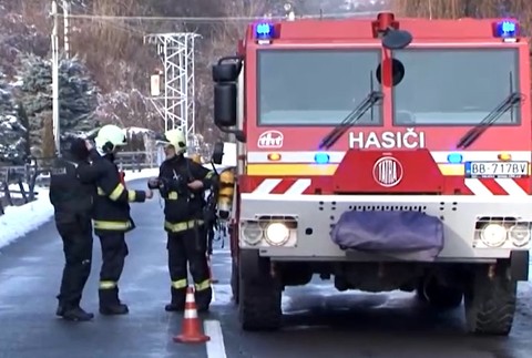V izbe rodinného domu vznikol požiar, pravdepodobne ho spôsobila nabíjačka v zásuvke