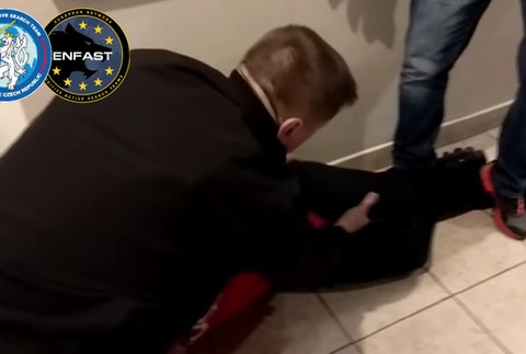 Kukláči zadržali medzinárodne hľadaného muža. Má ísť o nájomného vraha