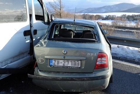 Nehoda R1 Nová Baňa zrážka áut šmyk 3