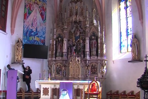 Do kostola prišli so zbíjačkami a kladivami. Omše slúžia na mestskom úrade