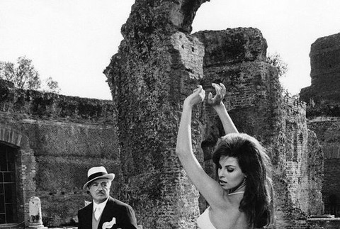 1962 - 1963 - Raquel Welch sa preslávila svojou postavou, predviedla dvojdielne plavky s viazaním za krkom.