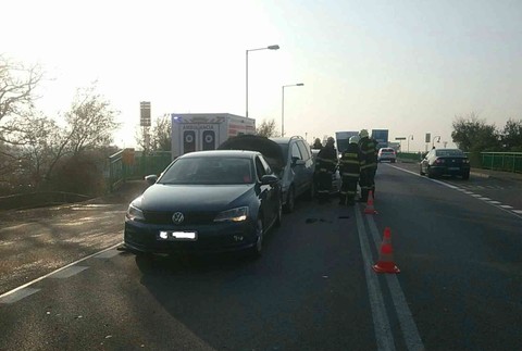 Hasiči zasahujú v Bratislave. Zrazili sa tri autá