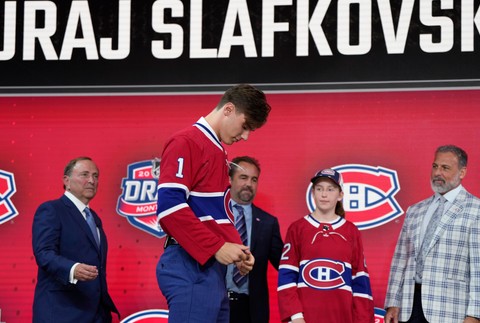 Juraj Slafkovský sa stal draftovou jednotkou, dvojkou je obranca Šimon Nemec