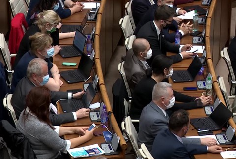 Poslancov môžu vďaka rastu ekonomiky čakať podstatne vyššie platy.