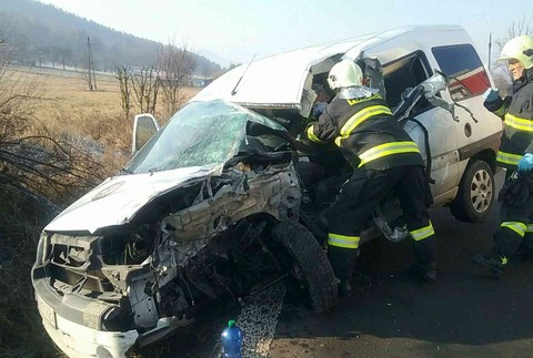 Po zrážke zostala jedna osoba zakliesnená v aute. Cestu museli uzavrieť