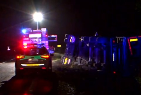 Nehoda nákladného auta s krmivom 