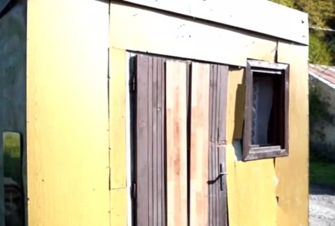  Zvláštne sťahovanie. Majiteľ pozemku odtiahol unimobunku, v ktorej, podľa rodiny, boli deti