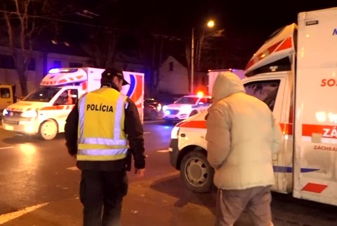 [multi] Žeriav zrazil na priechode pre chodcov dvoch ľudí 28