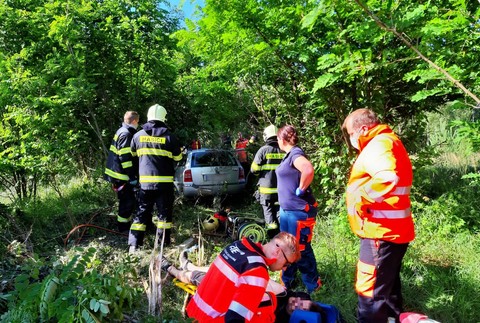 Na D2 došlo k smrteľnej nehode. Auto skončilo mimo cesty 