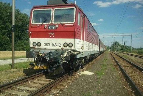 Zrážka rýchlika s autom na železničnom priecestí pri Leviciach