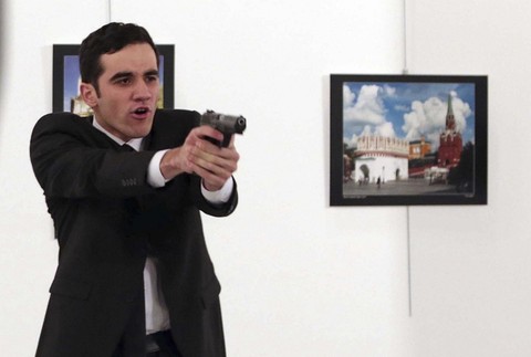 Mevlut Mert Altintas zastrelil ruského veľvyslanca v Turecku Andreja Karlova