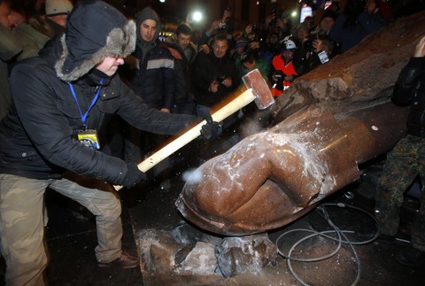 Ukrajina pád Lenina demonštranti 2