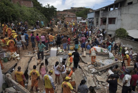 Zosuvy pôdy si vyžiadali desať životov. Medzi obeťami je aj trojročný chlapec