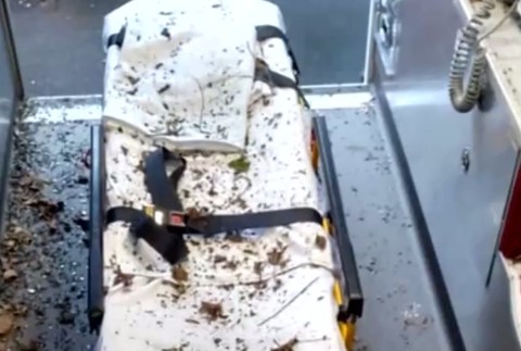 sanitka uprostred tornáda 