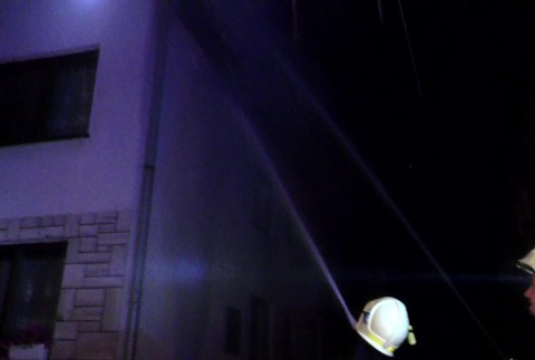 Po silnej rane nasledoval požiar. Strechu rodinného domu zapálil blesk3944