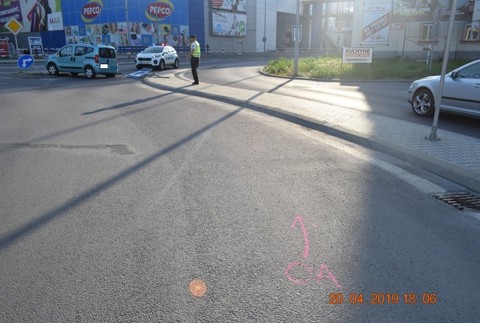 Žena jazdila podľa neaktuálnej navigácie. Nabrala jedno auto a dve značky