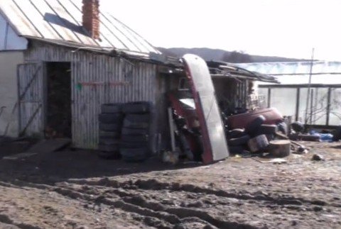 Na uliciach aj v záhradách parkujú dedinčanom stovky áut. Problém musí riešiť už aj vláda