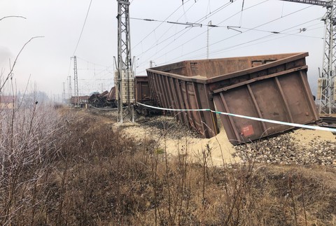 FOTO: Železničiari hlásia meškania vlakov. Vykoľajené vagóny sa nepodarilo zatiaľ odstrániť