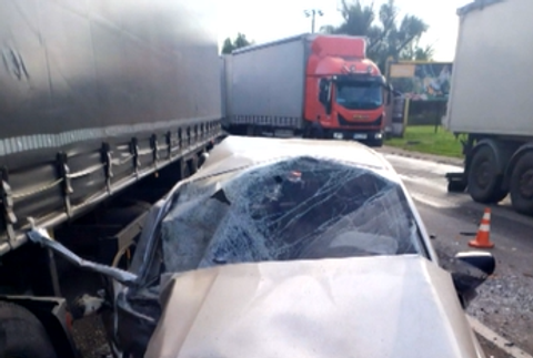 Vážna nehoda na Záhorí. Po náraze do kamióna odhodilo auto pod náves druhého kamionistu