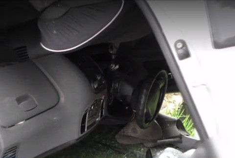 Žena niekoľko metrov pred domom havarovala. Auto skončilo na streche